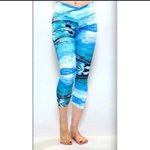 Aziam Ocean Art Durga Capri Leggings Size Small.